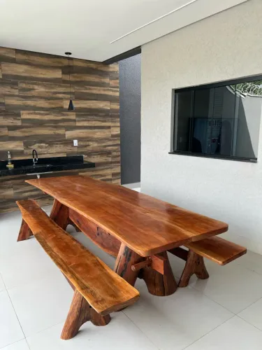 Mesa de madeira maciça - Entregamos