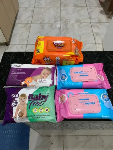 Lote de fraldas e kit de higiene 
