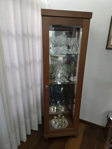 Cristaleira de Madeira Conservada