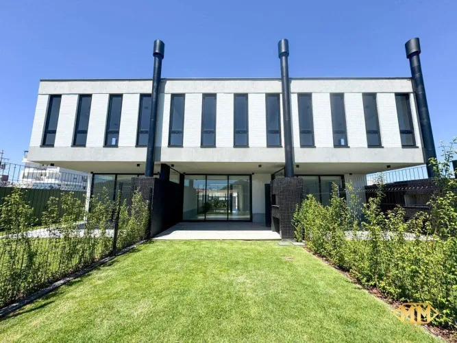 Casa Nova com 3 Dormitórios, Jardim e Área Gourmet