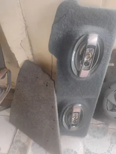 Vende-se uma caixa de fibra com alto falante  e um tapão  com alto falante 6/9 para o fox