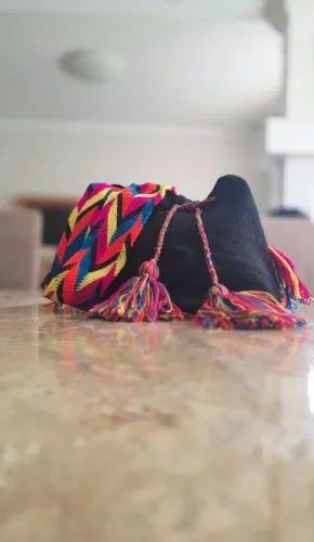 Bolsa artesanal colombiana colorida
