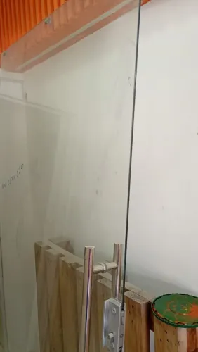 750,00 corre!! Porta  de correr, com puxador, trilho e fechadura medindo 1,65 x 2.10 