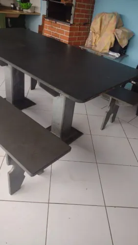 Mesa de pedra e 2 bancos