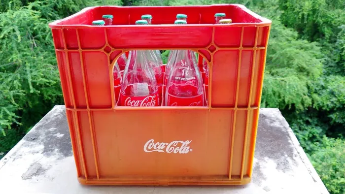 Caixa de engradado com doze garrafas retornáveis de 1 litro da Coca-Cola