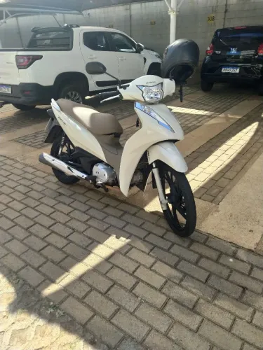 Vendo um Honda Biz 125 ano 2020 único dono documento pago 2026 manual cópia de chave