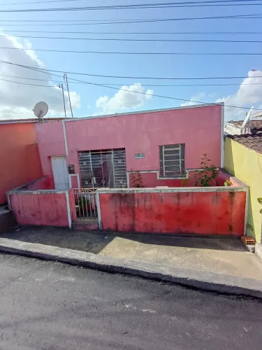 Vende-se casa espaçosa com ótima localização