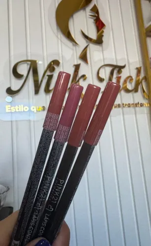 Lápis labial marrom e nude