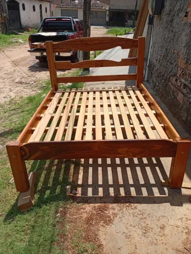 Vendo cama de madeira maciça