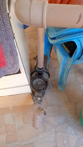 Vendo uma bomba pra piscina com filtro e uma escada da mesma com alguns produtos.