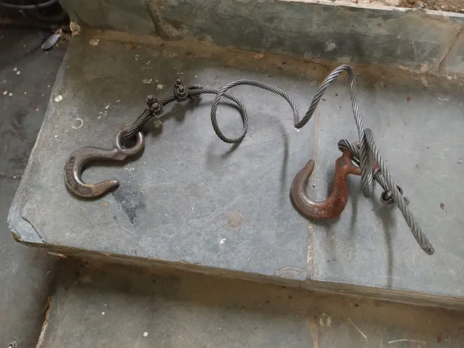 Cabo de aço com 2 ganchos 1 tonelada 1,5mt