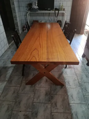 Mesa de madeira maciça