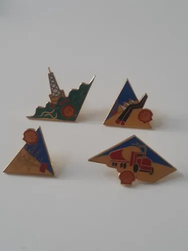 Pin/broche. Set com quatro pins/broches de metal original Shell.