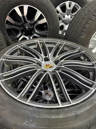 Porsche aro 22 + pneus meia vida