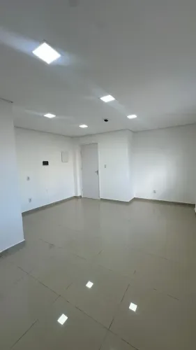 Alugo sala comercial de 20m² em Ed. Comercial Salima Tower Parque 10