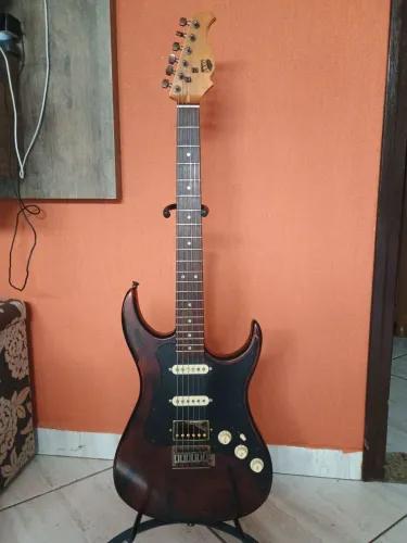 Guitarra AXL Badwater envelhecida cor marrom relic.