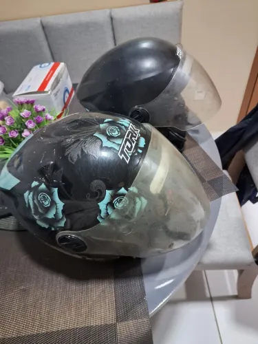 Vendo 2 capacete meia vida número 58