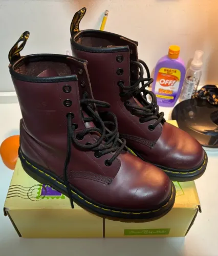 bota dr. martens vinho