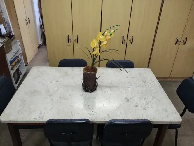 Mesa Retangular em Mármore Granito Bege Bahia 1,50x90 com 6 cadeiras 