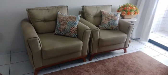 2 poltronas com leve avaria