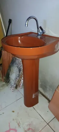 Pia de banheiro com coluna