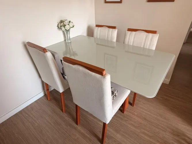 Mesa de jantar com 4 cadeiras 