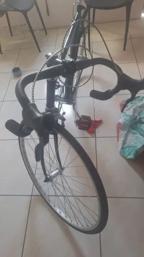 Uma bicicleta  magrela  preita  