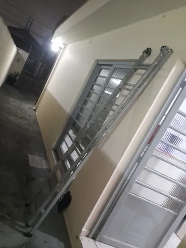 Escada de alumínio extensiva  de 3m  estendendo ela chega a 6 m