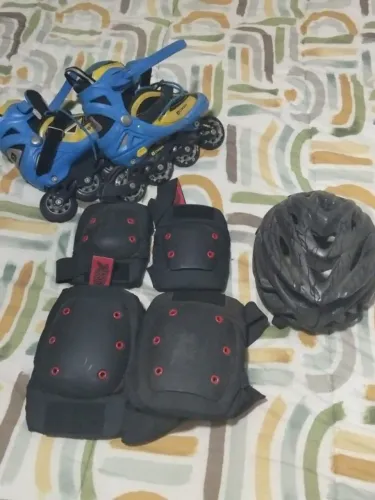 Vendo patins com kit de cotoveleira mais joelheiras, com capacete incluso.