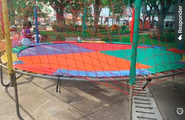 Vendo  cama elástica pula pula grande  colorido 1798 reais