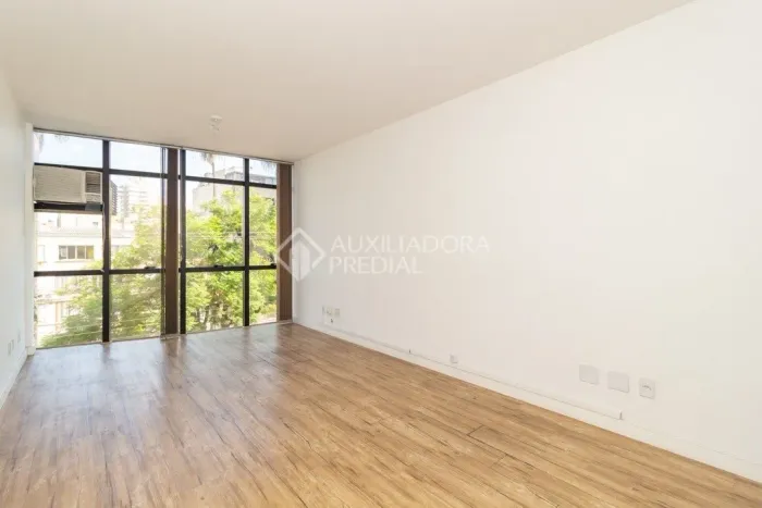 Sala com divisória composta por armário e prateleiras