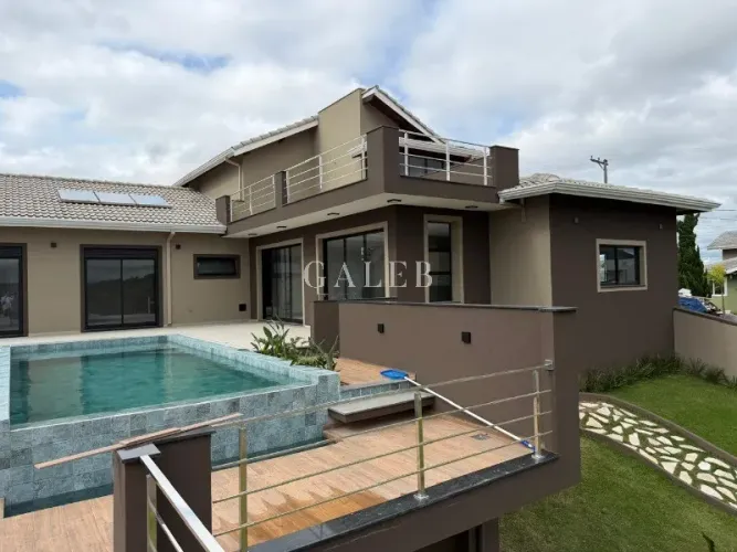 Luxuosa casa em condomínio à venda em Atibaia-SP, no Condomínio Serra da Estrela: 3 suítes
