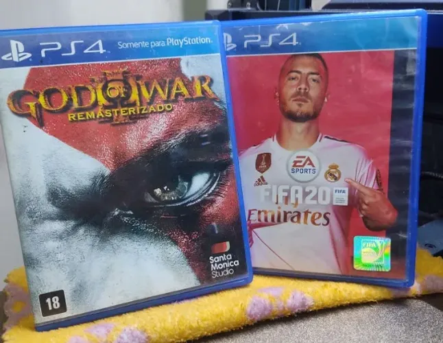 God of War 3 Remaster + FIFA20 PS4