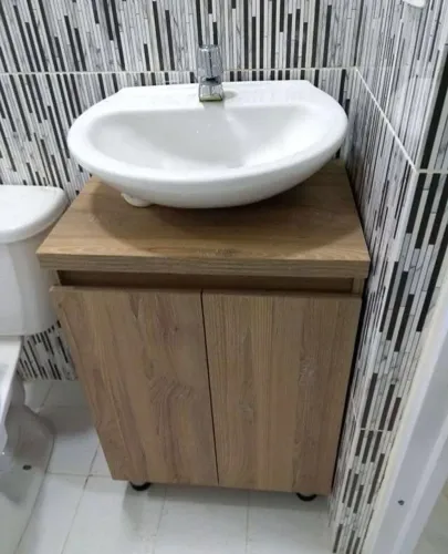 Gabinete para Banheiro 50cm com Pés MDF 18mm Amadeirado com Prateleira Interna