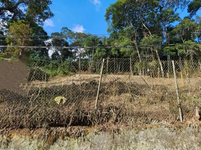 Terreno em aclive à venda, 1.193 m²