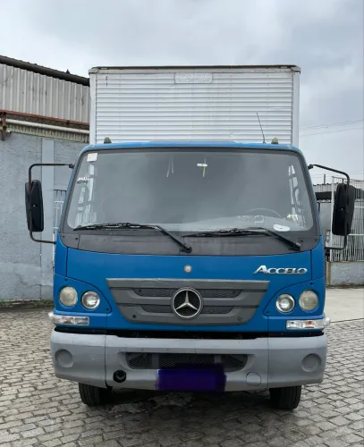Caminhão MBB accelo 815 baú e rampa 2012