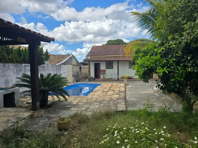 Quintal, piscina, churrasqueira e bastante espaço