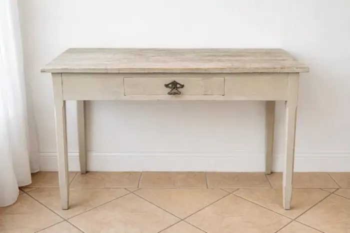 Elegante Mesa ou Aparador Antiga em ótimo estado