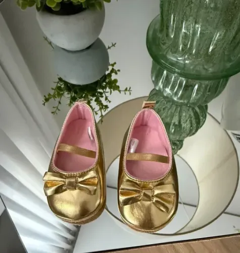 Sapatinho dourado com laço- Little Treasure - Tamanho 0-6 meses