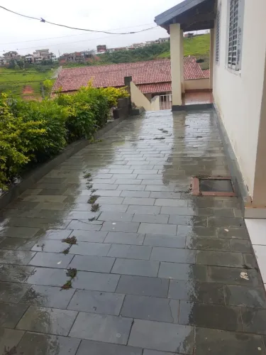 Casa com terreno grande (405 m2) em bairro nobre em Caxambu MG
