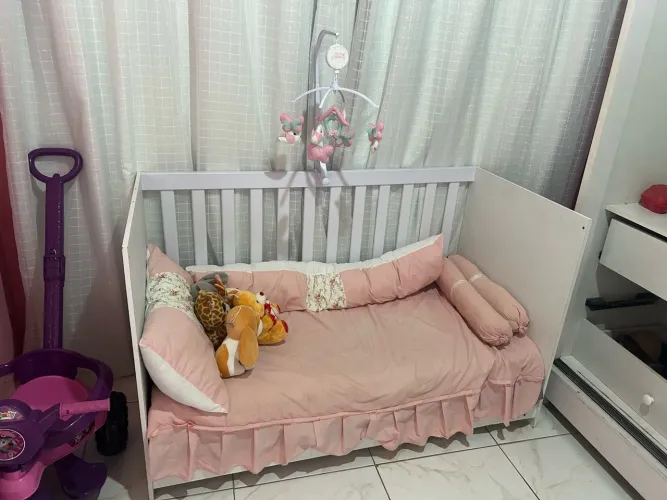 Vendo berço que vira cama,pra vender logo tem conversa só algumas marcas de uso pq me mud