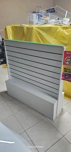 Gôndula painel canaletado de centro usada em perfeito estado