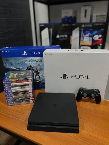 PS4 slim com 2 controles e jogos - Seminovo!
