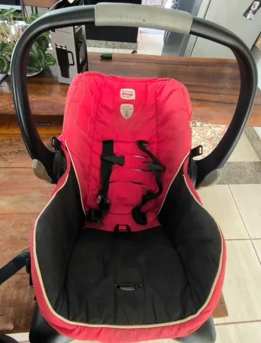 CARRINHO DE BEBÊ COM BEBÊ CONFORTO