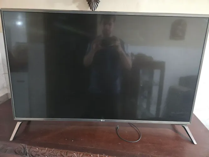 Tv LG UJ6565 43 POLEGADAS (PARA RETIRADA DE PEÇAS) TELA EM CURTO