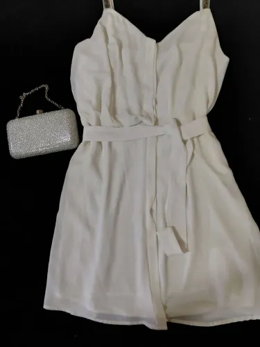 Vendo um vestido branco com drapeado na frente, alças com brilho, tecido crepe .