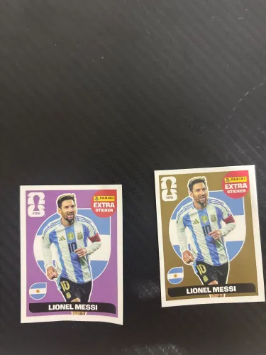 Duas Figurinhas do Messi com uma dourada