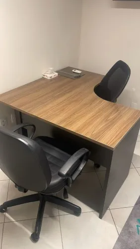 Mesa L escritorio com cadeira