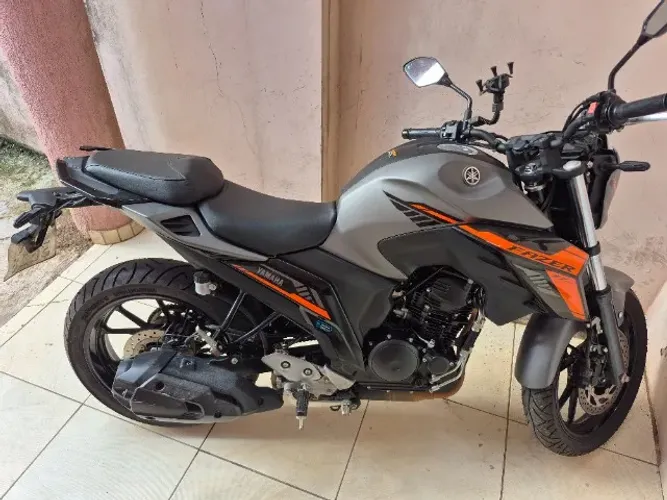 Vende uma moto Valença Fazer 250 novíssima 