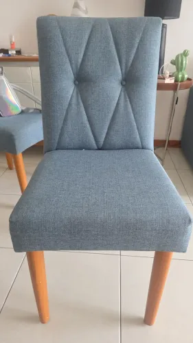 Cadeiras forradas ideal para uma mesa de jantar social